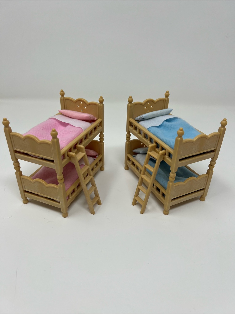 Calico Critters Stack n Play Bed Set with 6 pieces including 2 beds/2 ladders.
